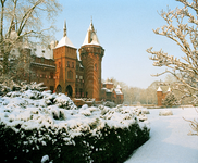 21647 Gezicht op het Kasteel De Haar (Kasteellaan 1) te Haarzuilens (gemeente Utrecht) in de sneeuw.